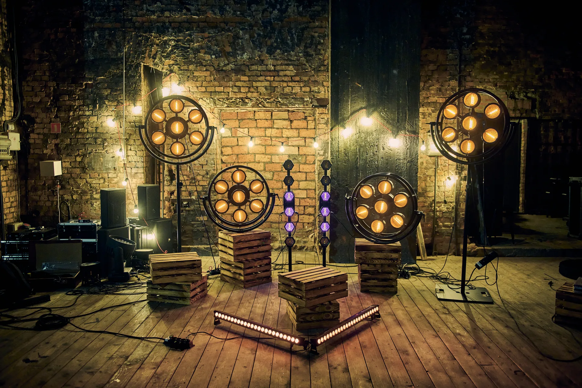 Klimatyczne stanowisko DJ-a Winylowe Historie z oświetleniem retro